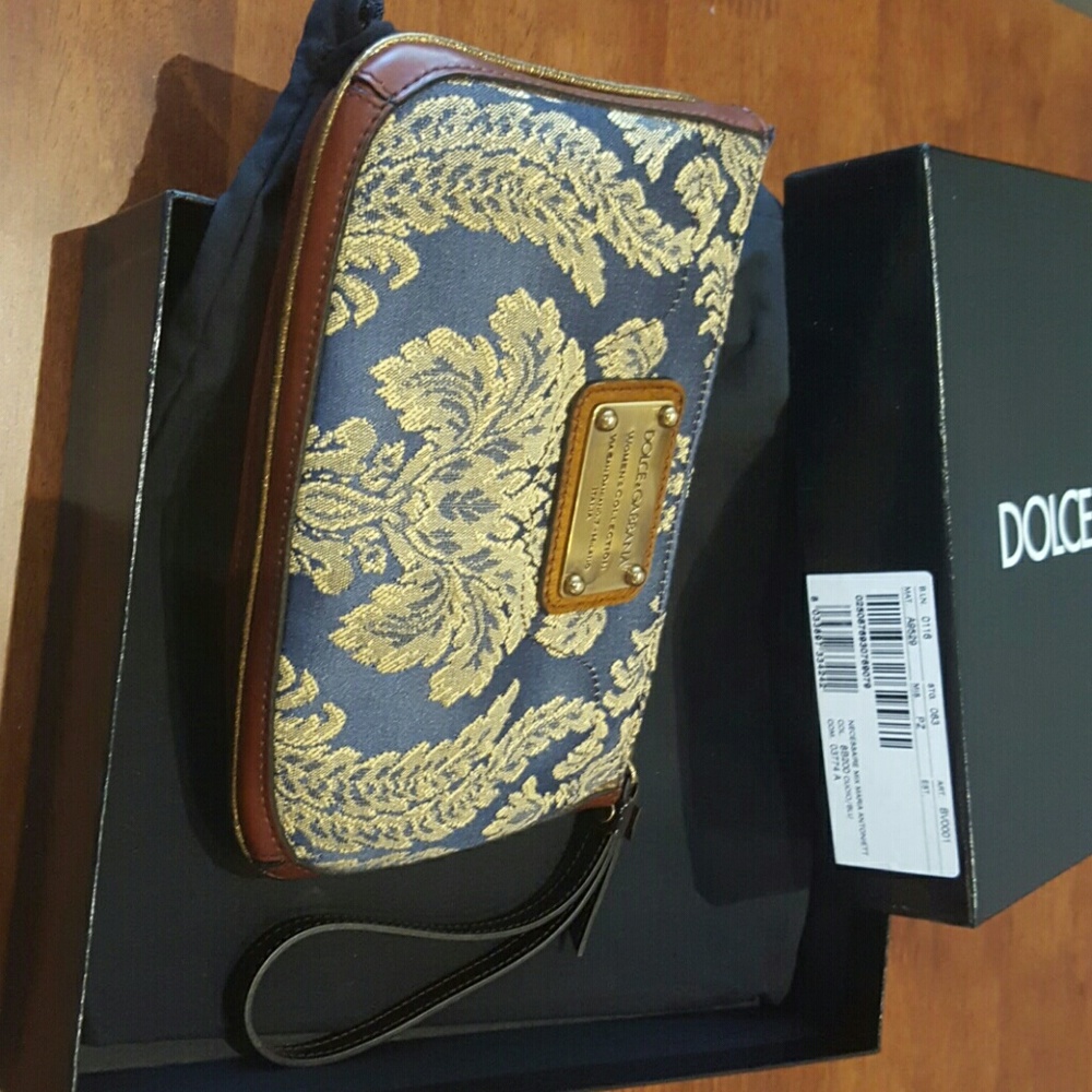 Wristlet. New w tags ,dust bag ,box